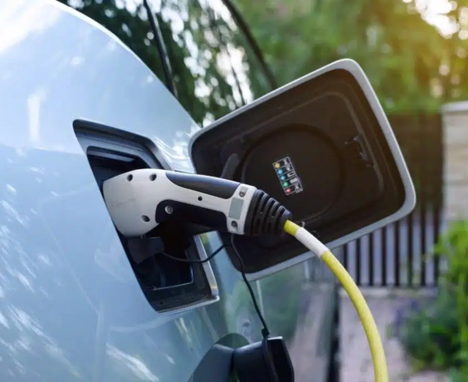 Elektrische occasion aan een laadpaal met focus op de EV-accu en de gezondheid van de batterij bij een gebruikte elektrische auto.
