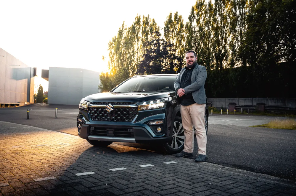 Trotse ondernemer bij zijn nieuwe auto.