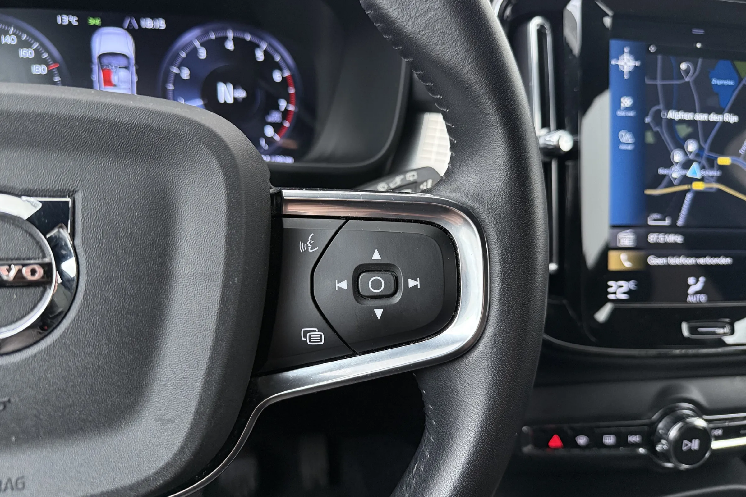 Volvo XC40 fullscreen 17
