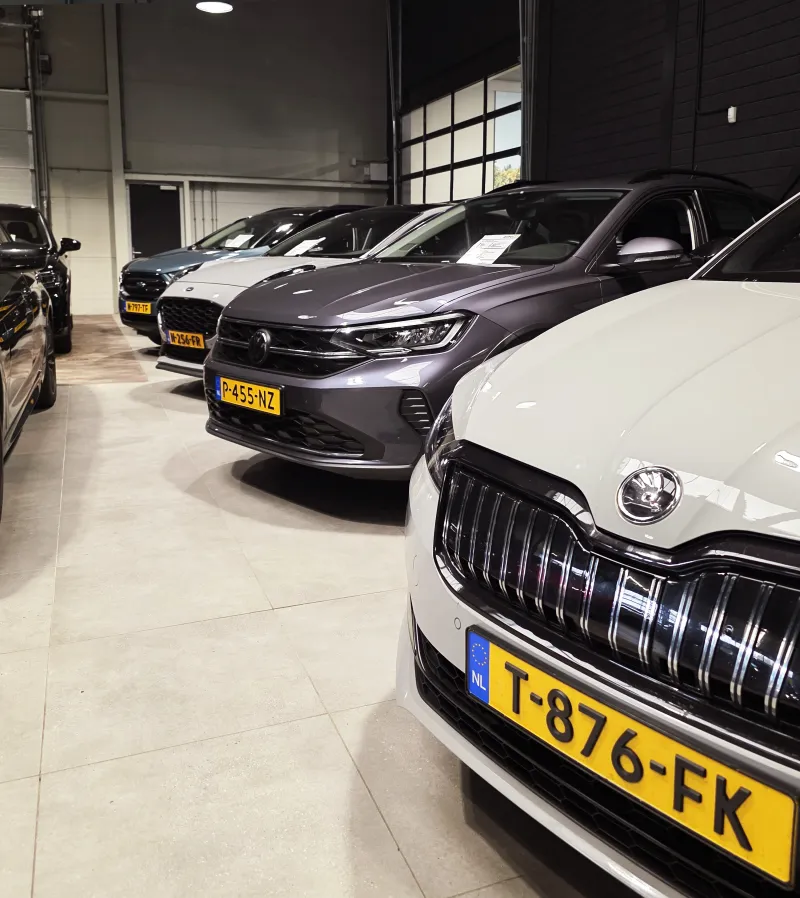 Rij glimmende auto's in de showroom