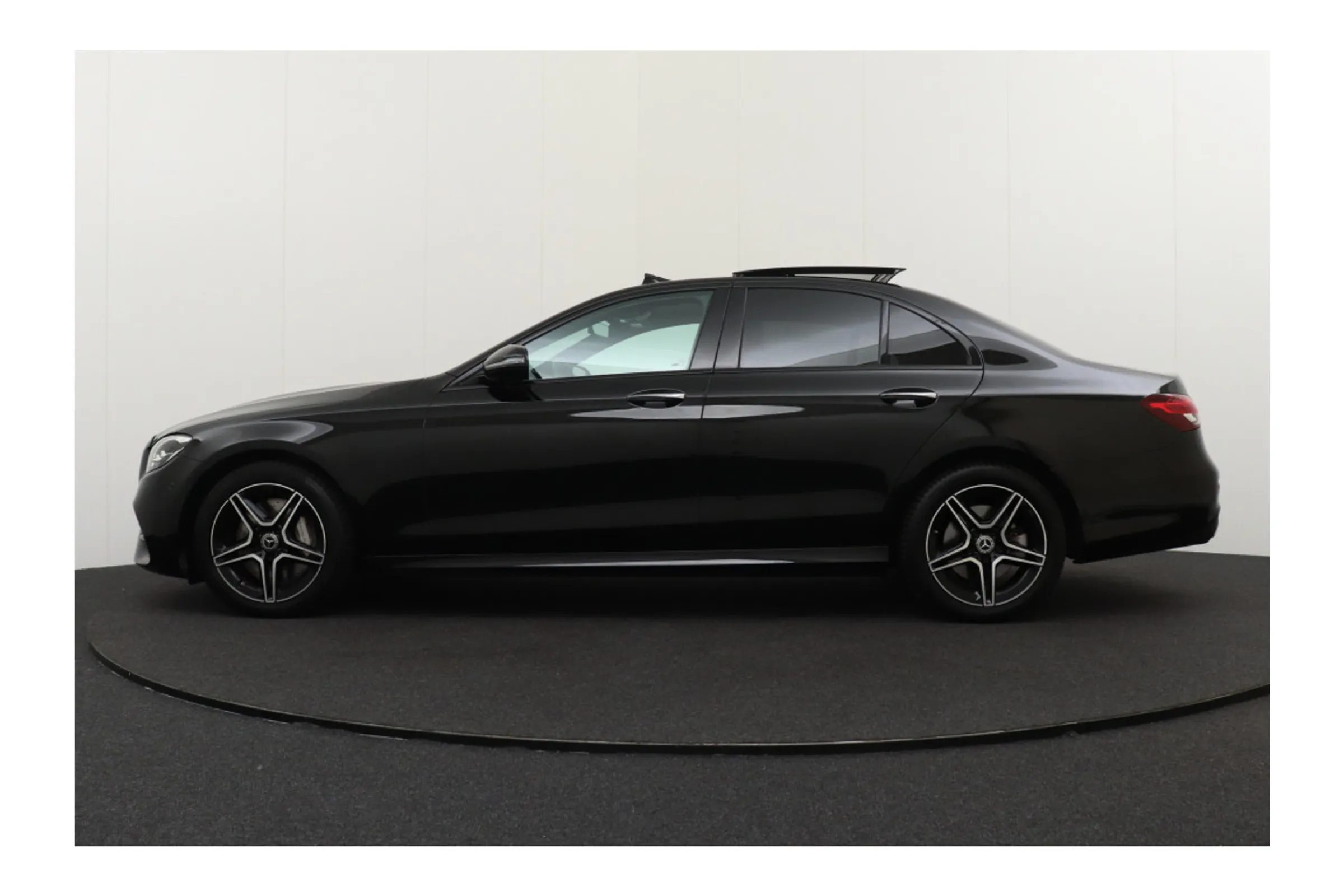 Mercedes-Benz E-Klasse fullscreen 5