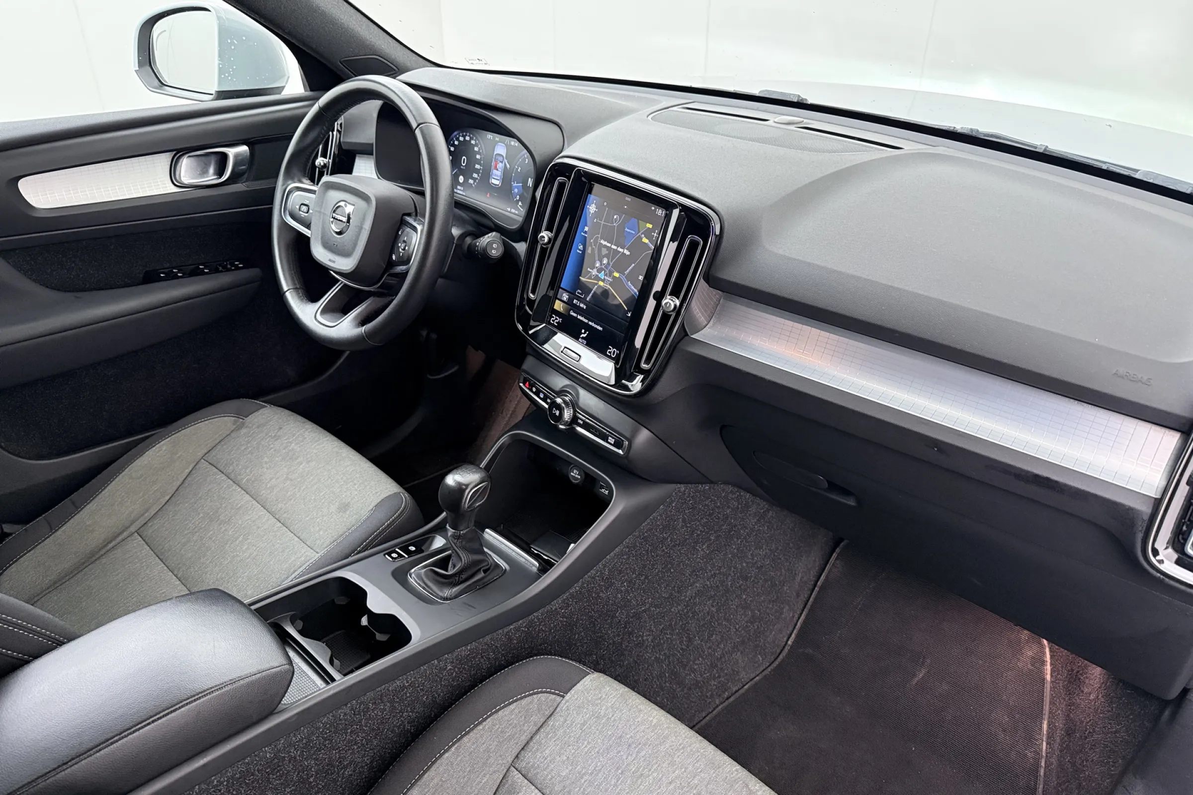 Volvo XC40 fullscreen 13