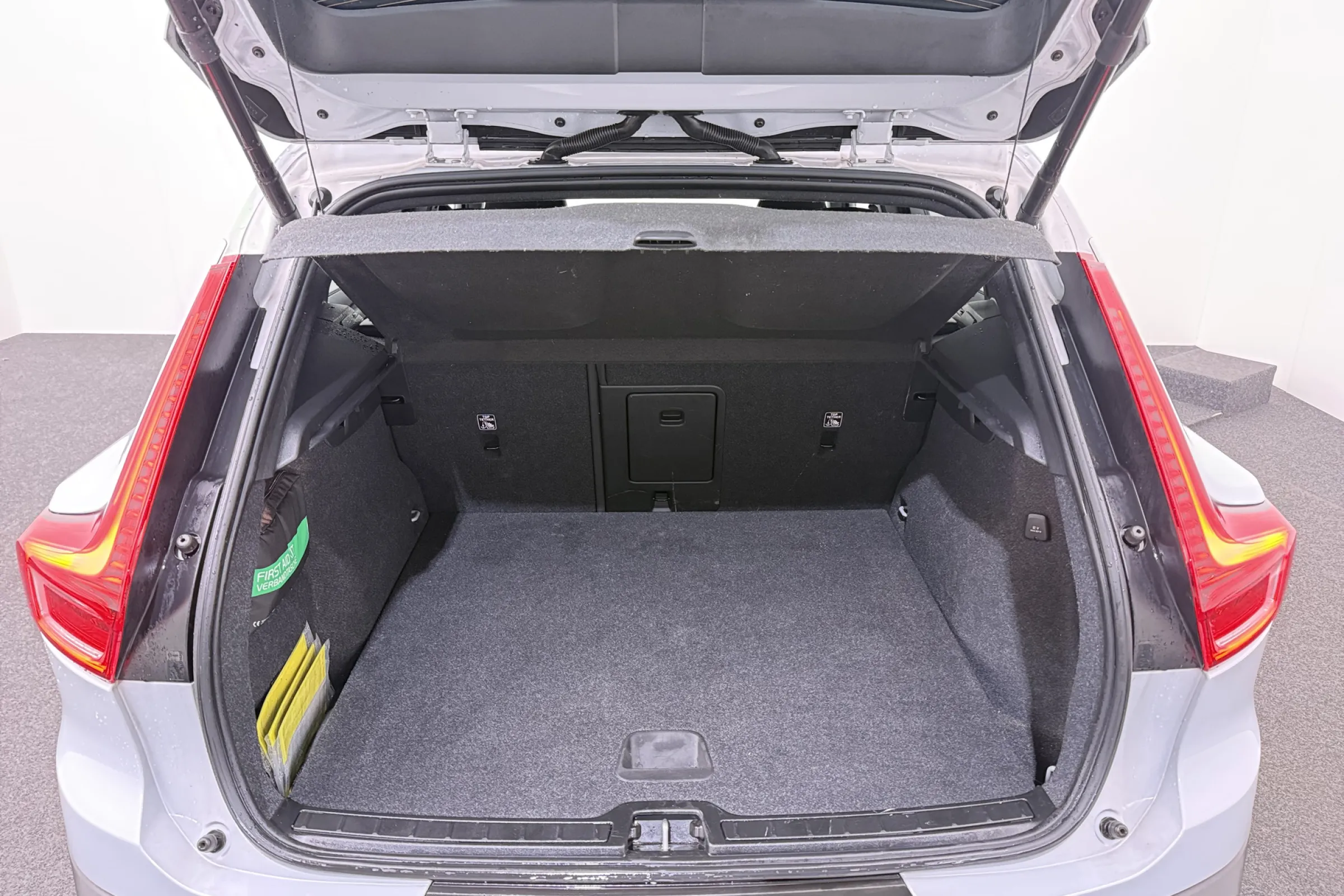 Volvo XC40 fullscreen 11