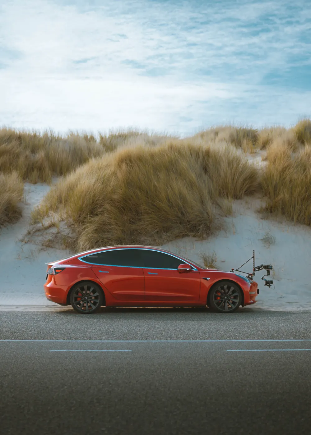 Tesla aan de lader in de duinen