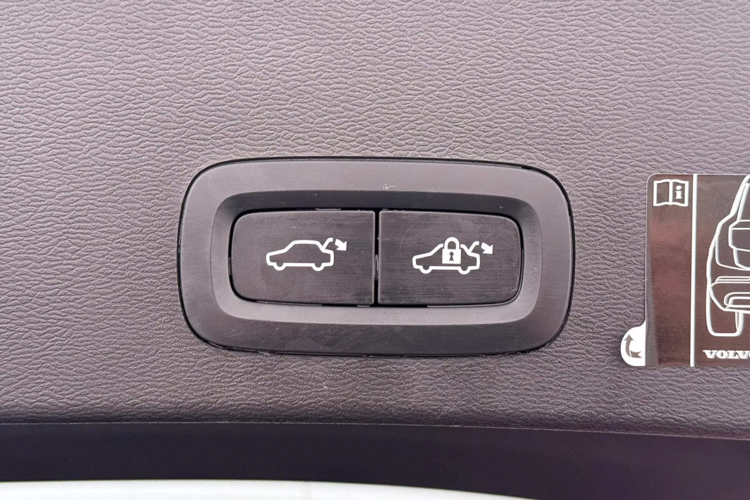 Volvo XC40 fullscreen 12
