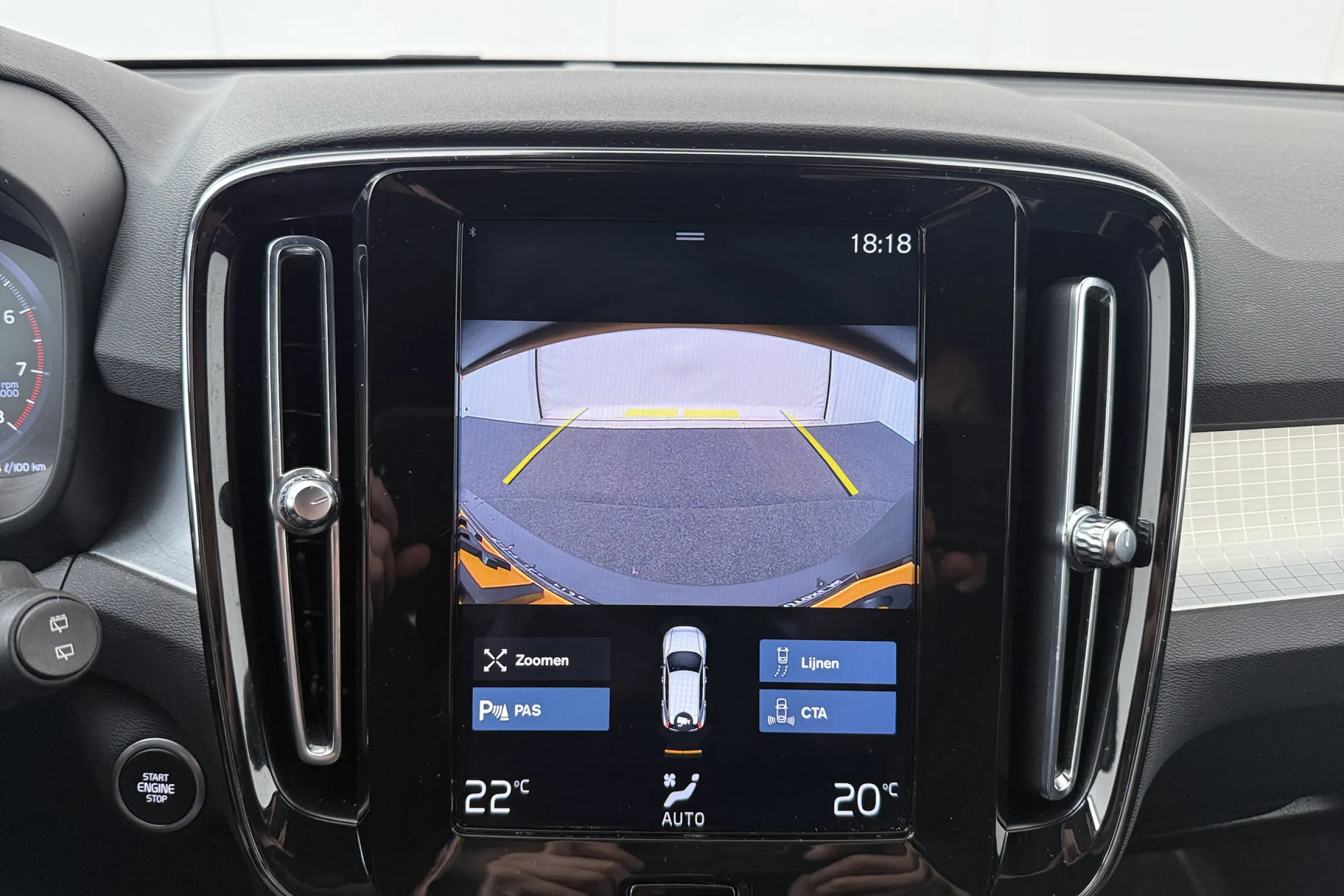 Volvo XC40 fullscreen 24