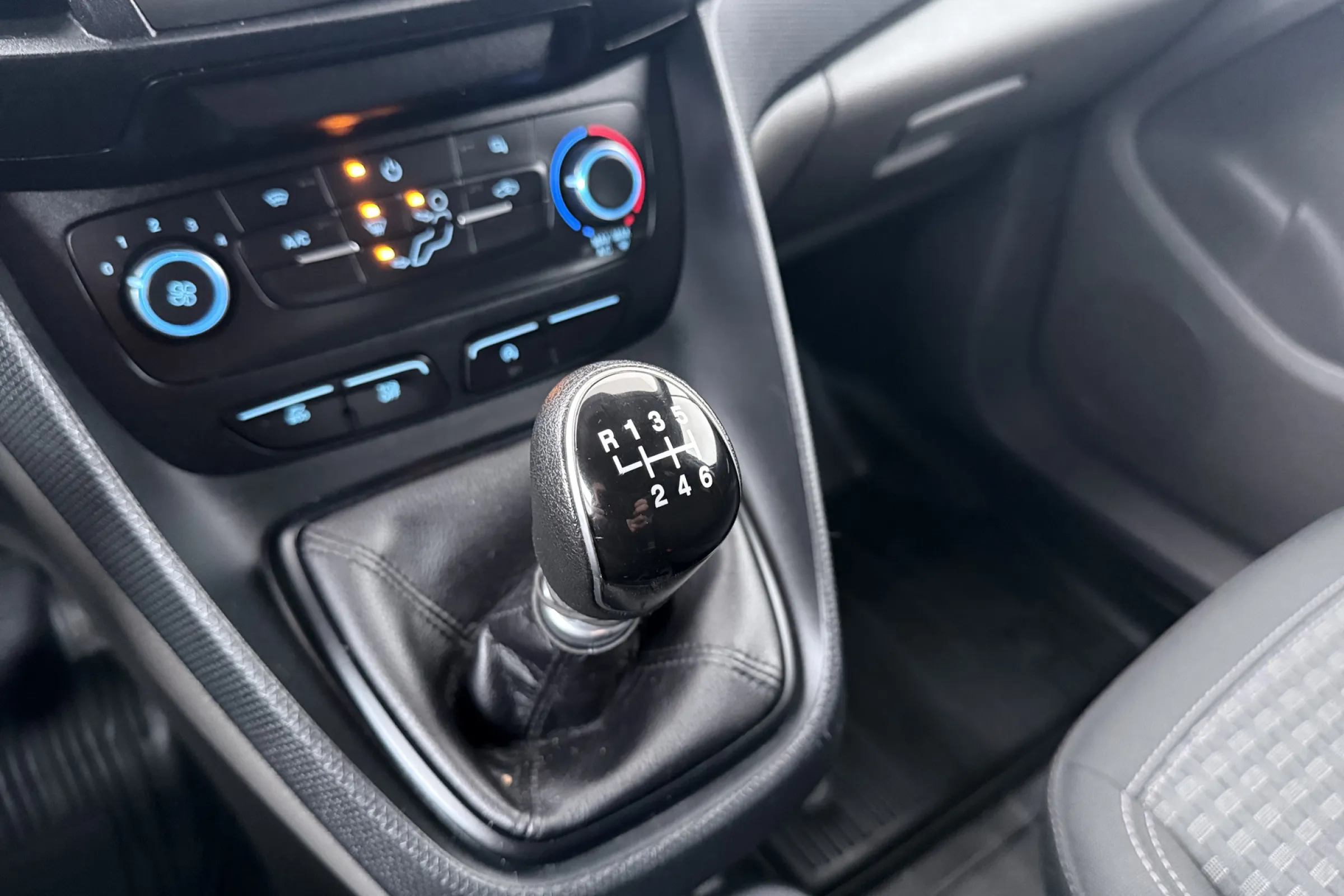 Ford Transit Connect fullscreen 24