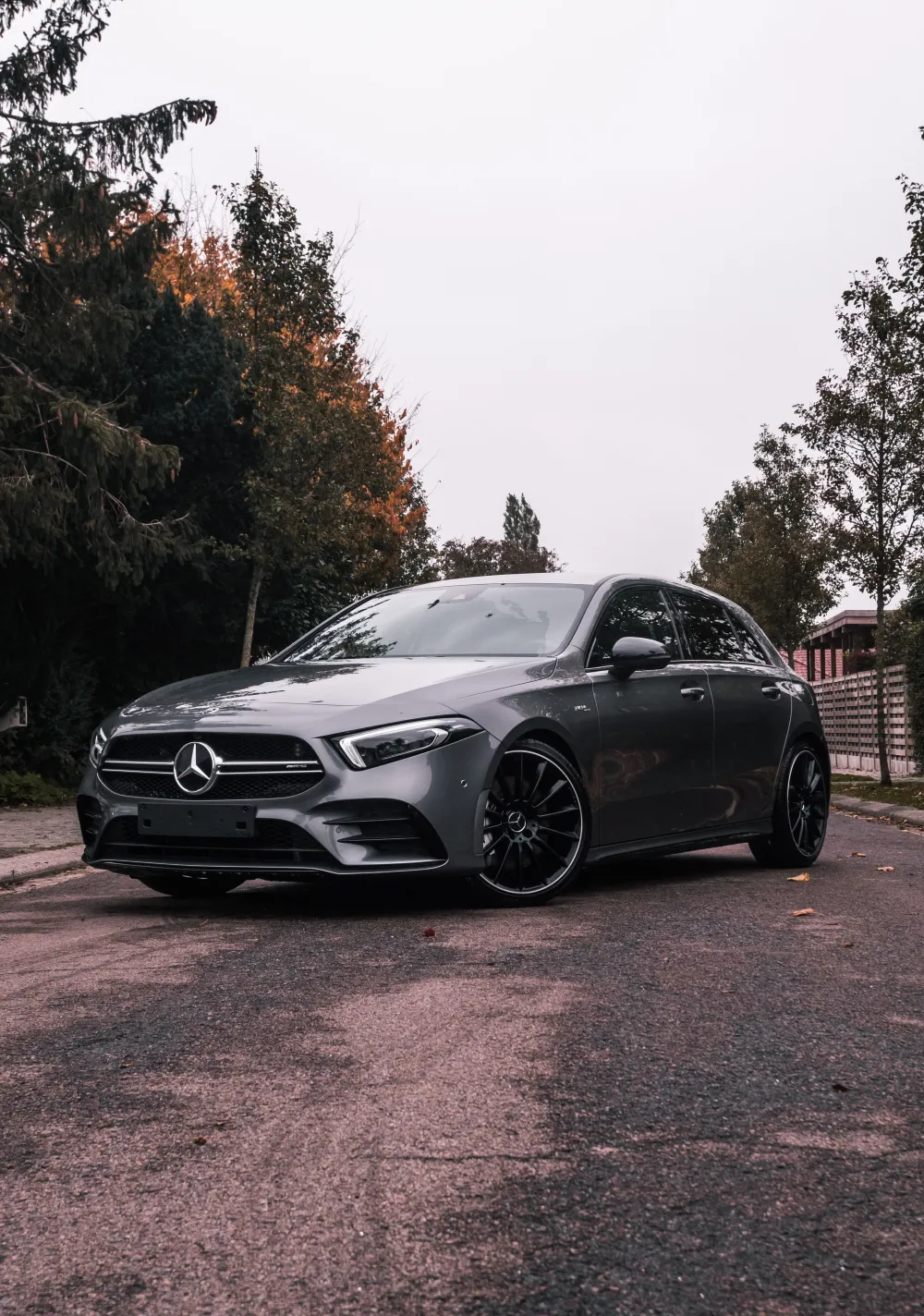 Mooie grijze Mercedes A klasse midden op de weg geparkeerd