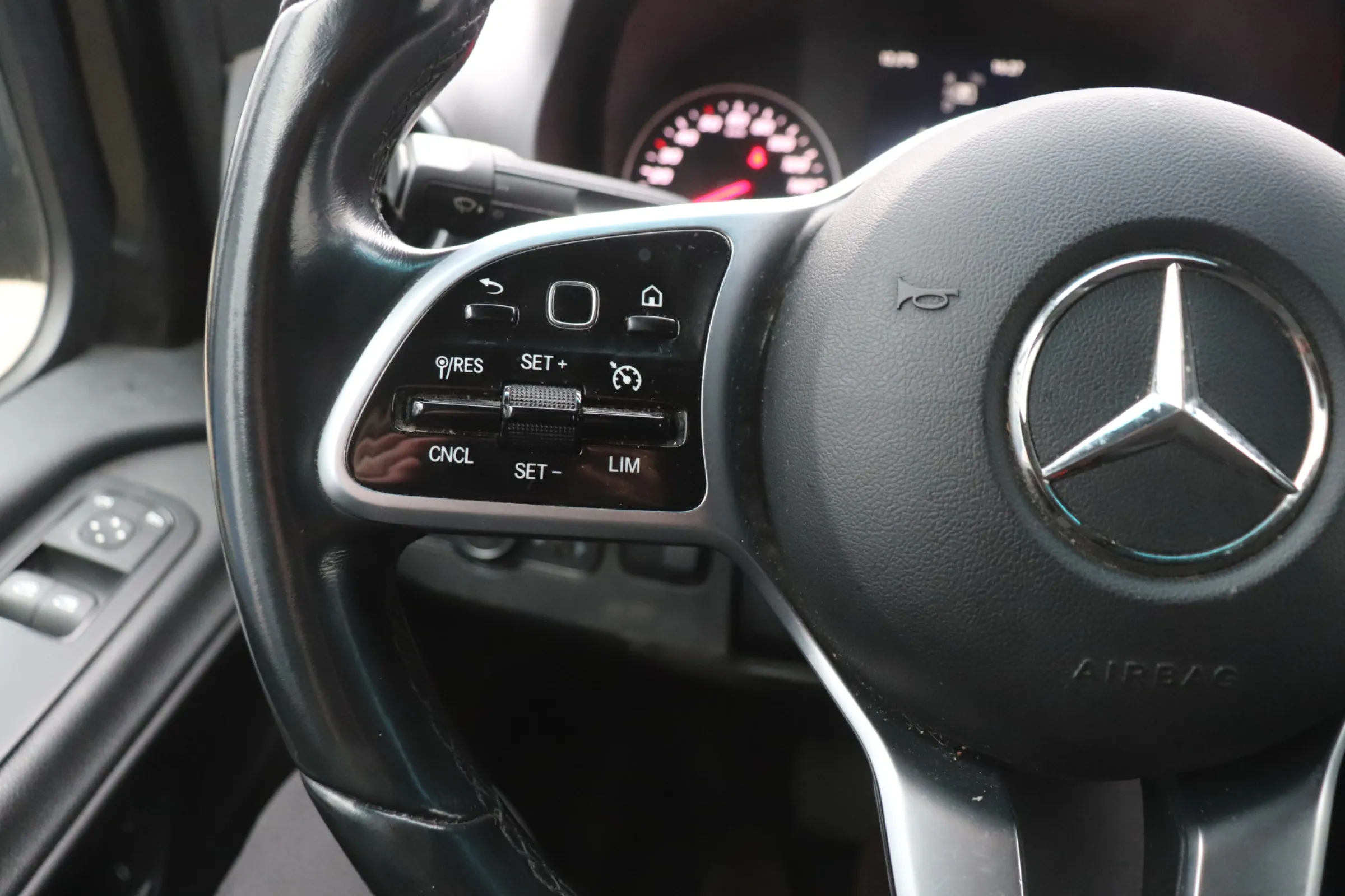 Mercedes-Benz Sprinter fullscreen 11