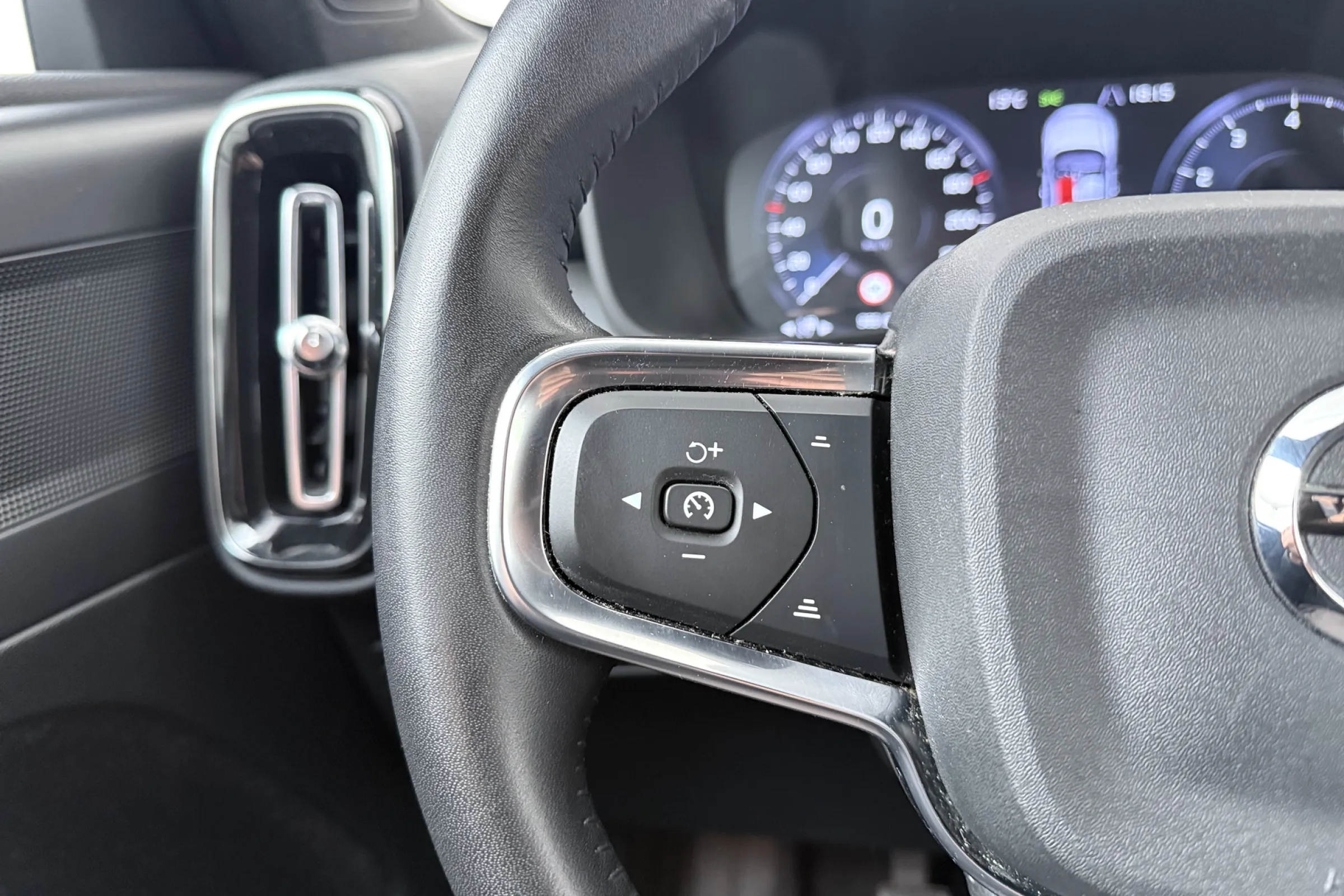 Volvo XC40 fullscreen 16